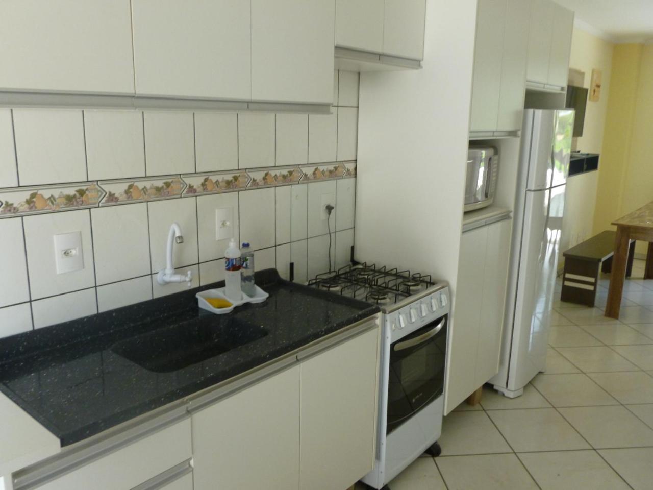 Apartamento 12 - Bombinhas - 200 Metros Da Praia Esterno foto